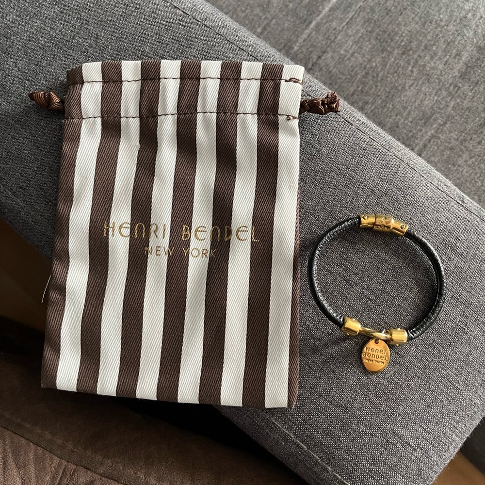 HENRI BENDEL LOUIE BRACLET MAGNETIC CLOSURE